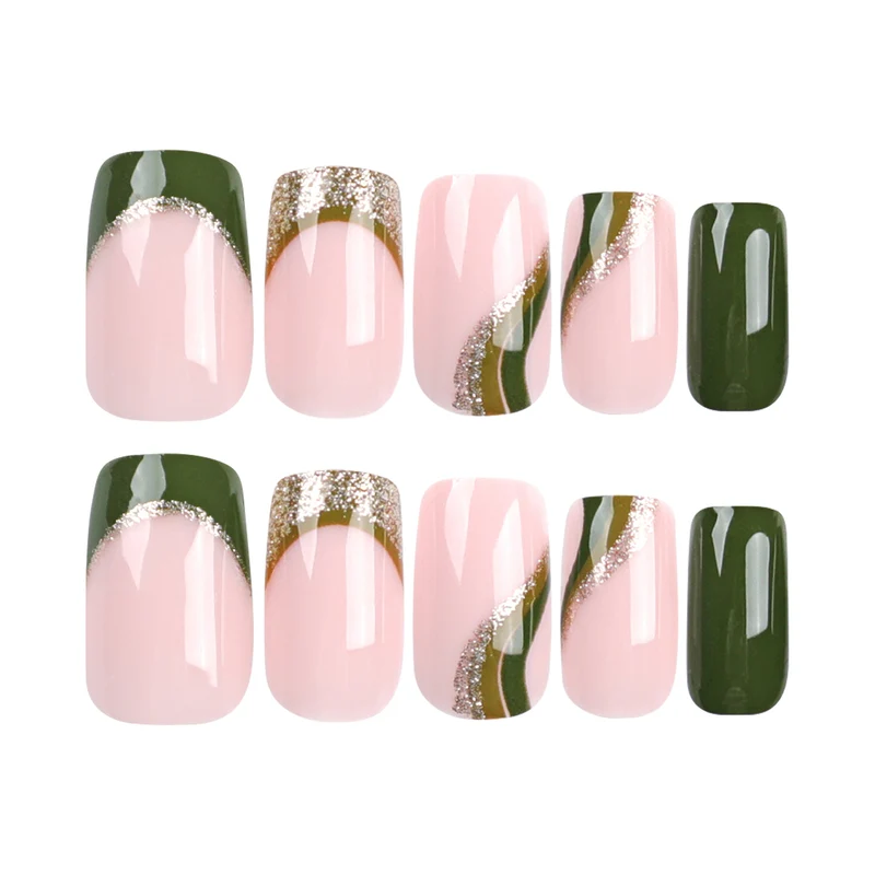Kunstvolle Nagelverlängerungen mit goldenen Akzenten und elegantem Design Karnz