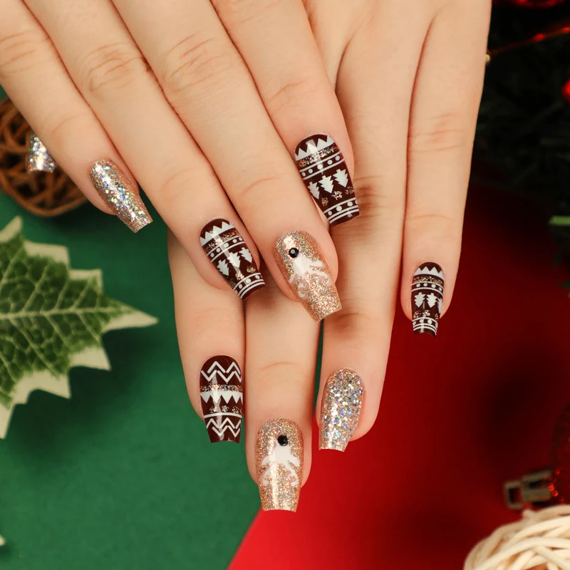 Kunstvolle Nagelverlängerungen mit Glitzer und Strassverzierungen Karnz
