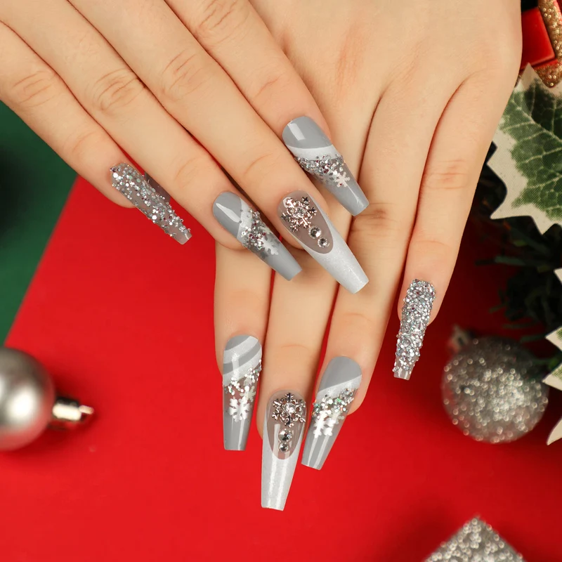 Kunstvolle Nagelverlängerungen mit Glitzer und Strassverzierungen Karnz