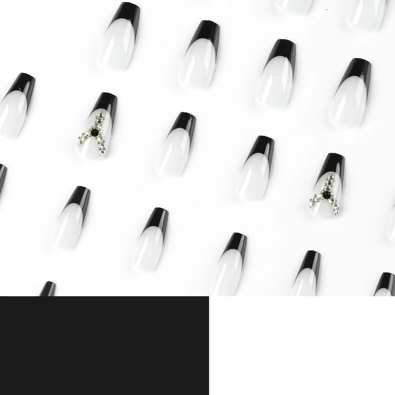 Kunstvolle Nagelverlängerungen mit Glitzer- und Ombre-Details Karnz
