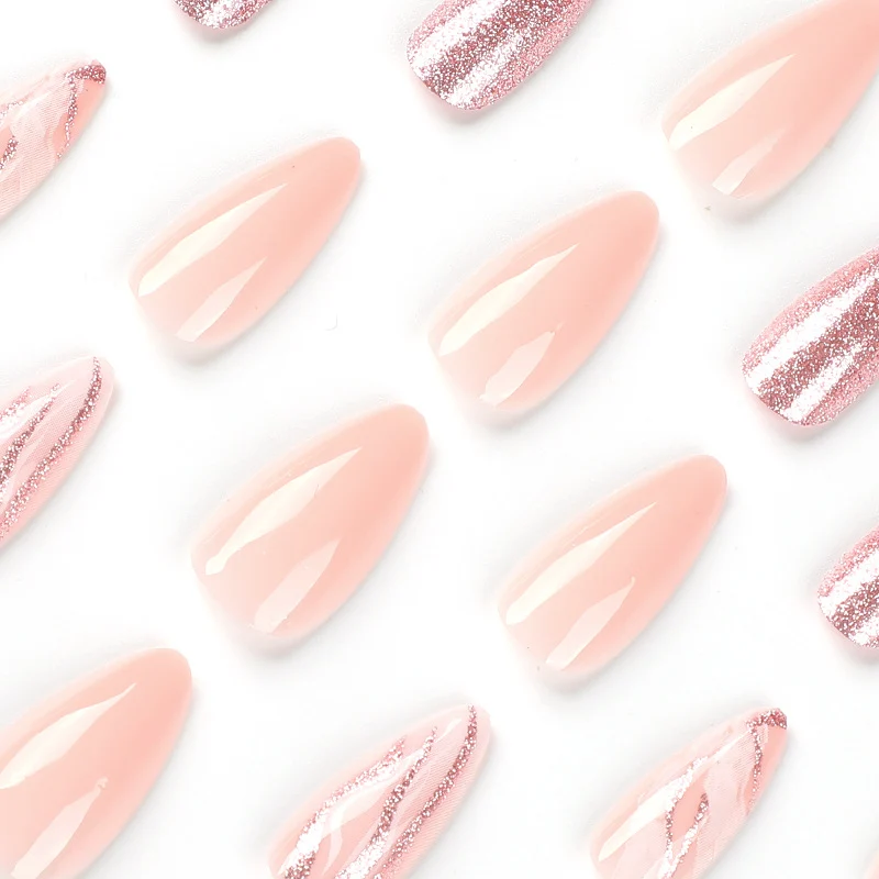 Kunstvolle Nagelverlängerungen mit Glitzer- und Marmor-Design Karnz