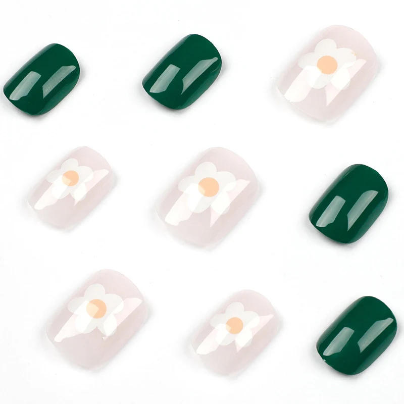 Kunstvolle Nagelkunst im floralen Design Karnz