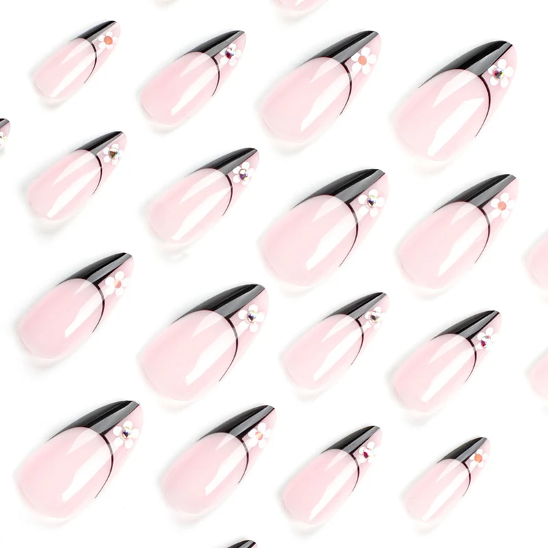 Kunstvolle Nagelkunst im eleganten Stiletto-Design Karnz