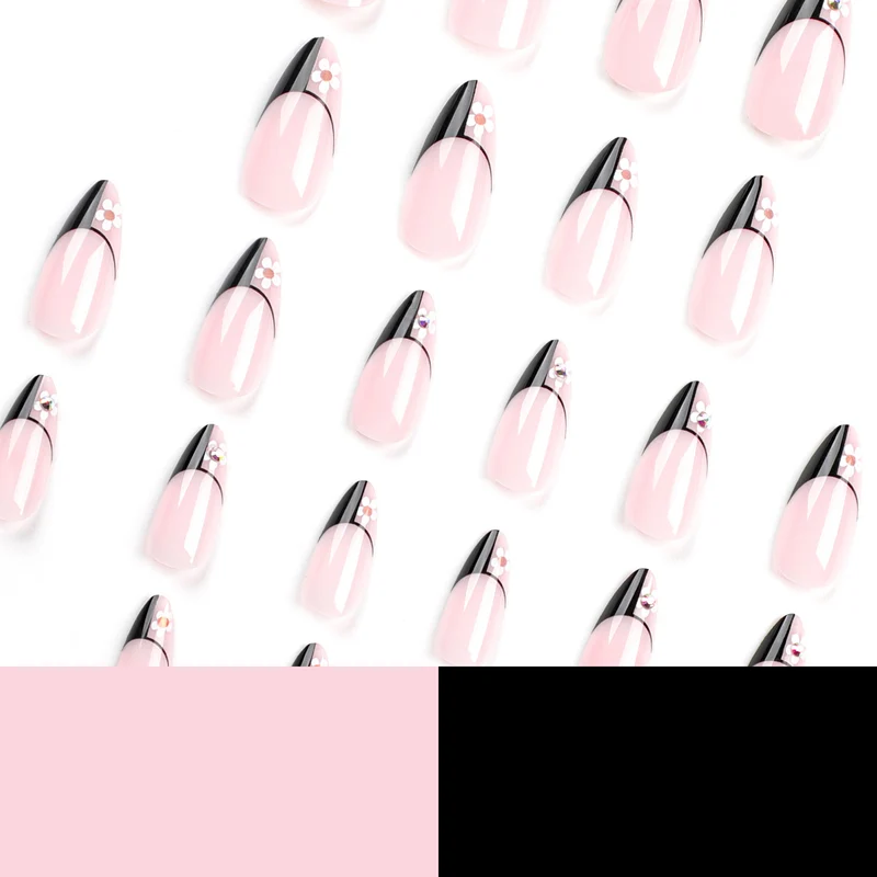 Kunstvolle Nagelkunst im eleganten Stiletto-Design Karnz