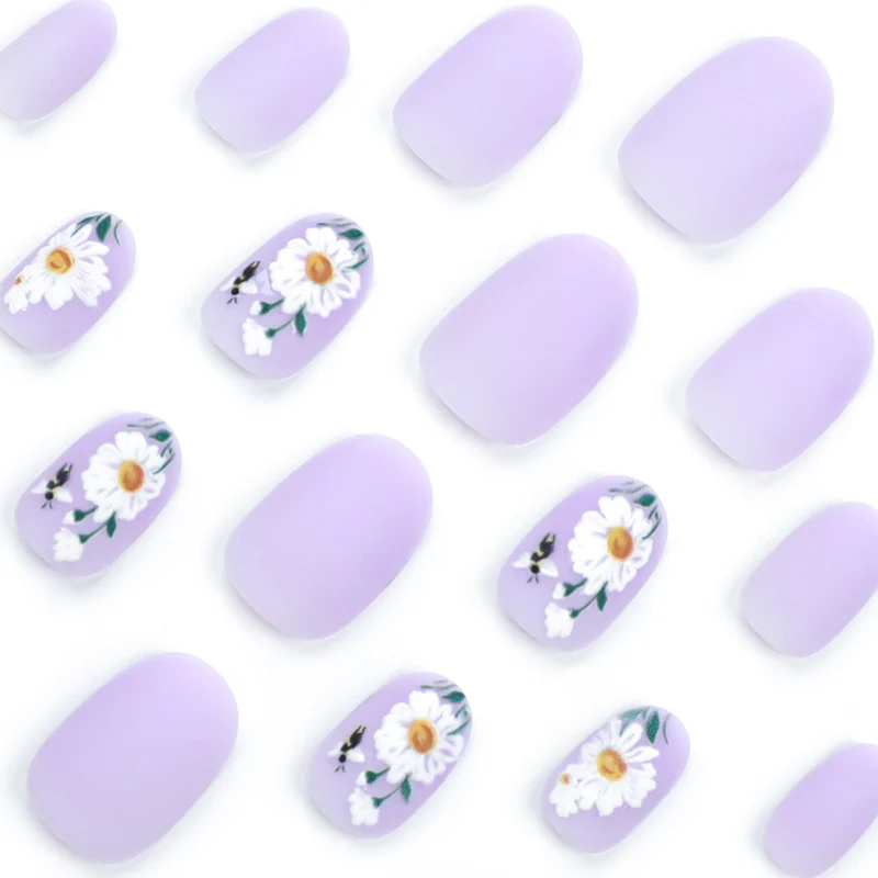 Kunstvolle Nagelgestaltung mit zarten Blumenelementen Karnz