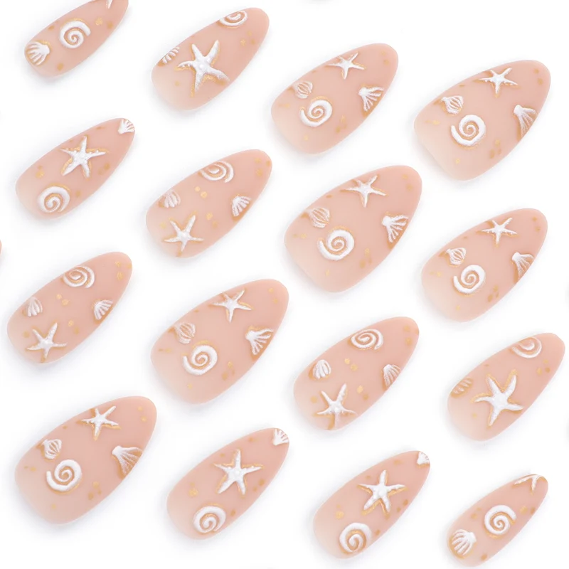 Kunstvolle Nagelgestaltung mit maritimen Motiven Karnz