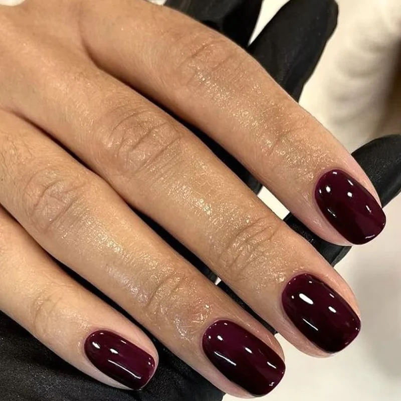 Kunstvolle Nagelgestaltung mit hochglänzendem Finish Karnz
