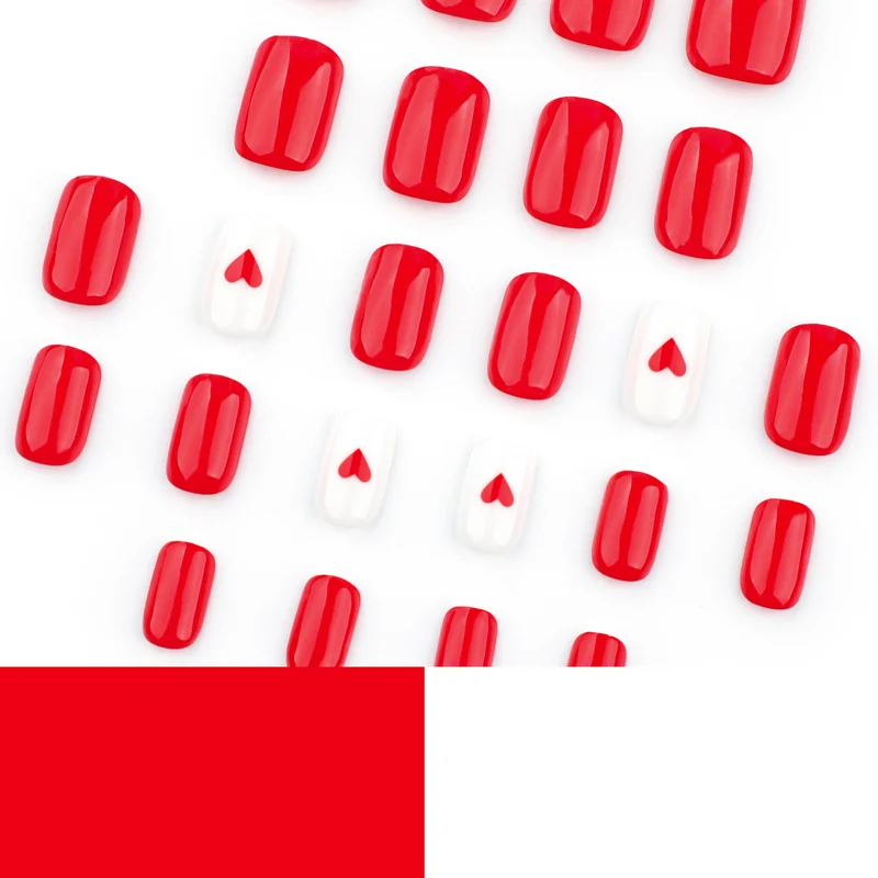 Kunstvolle Nagelgestaltung mit Herz-Design Karnz
