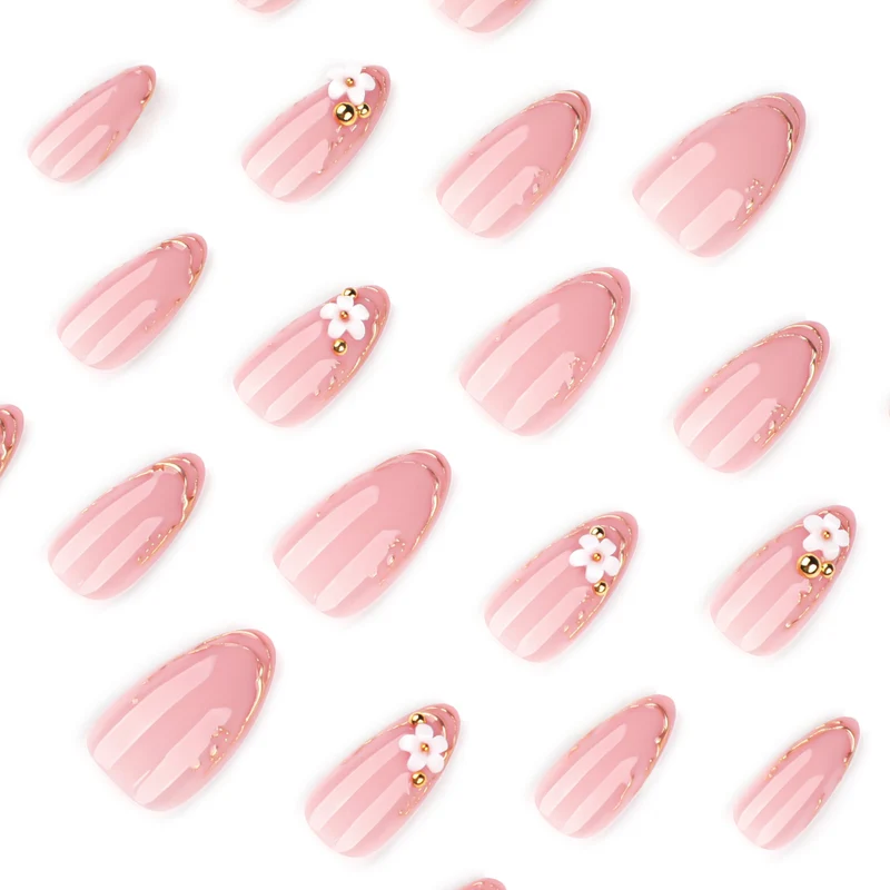 Kunstvolle Nagelgestaltung mit goldenen Akzenten und floralen Details Karnz