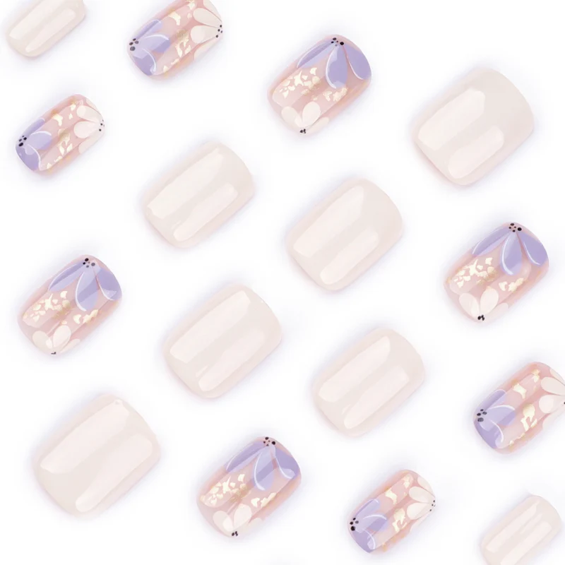 Kunstvolle Nagelgestaltung mit floralen Details Karnz