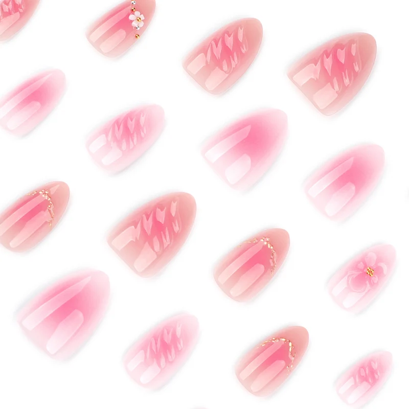 Kunstvolle Nagelgestaltung mit floralen Akzenten Karnz