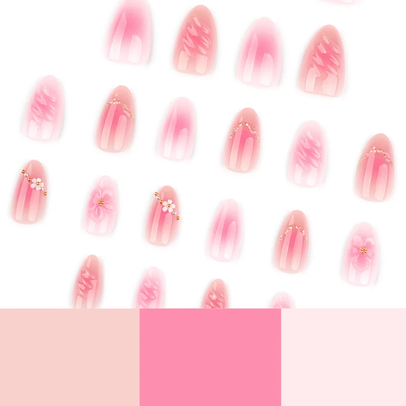 Kunstvolle Nagelgestaltung mit floralen Akzenten Karnz