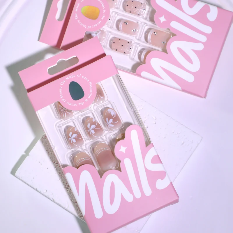 Kunstvolle Nagelgestaltung mit floralem Design und Glitzerakzenten Karnz