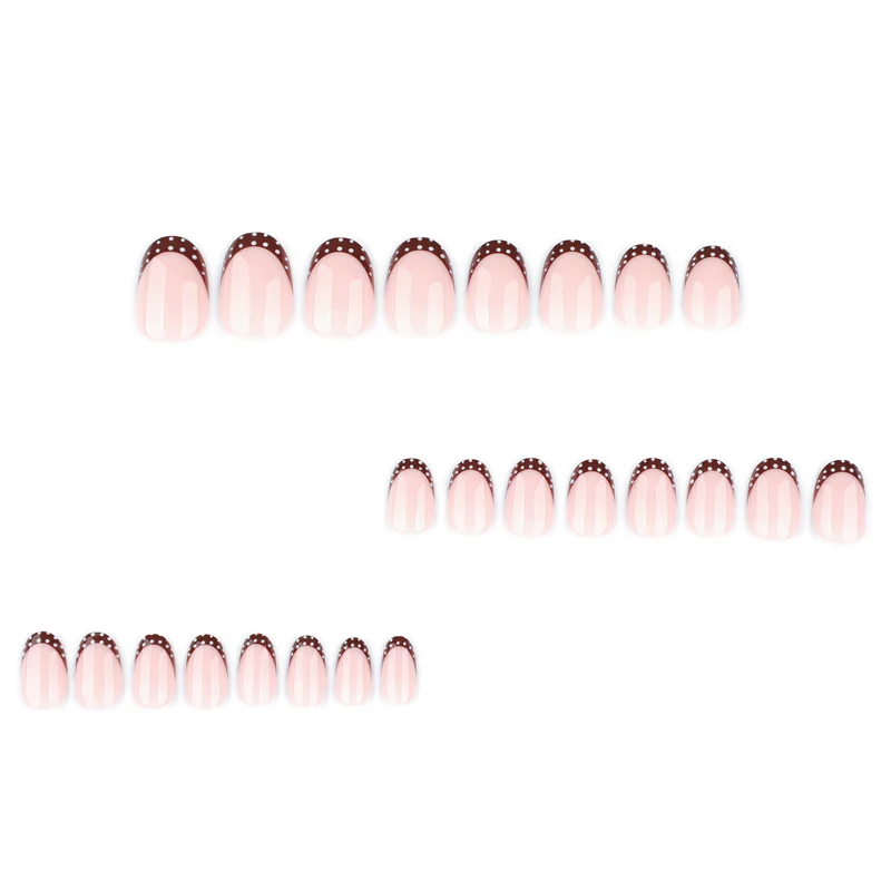 Kunstvolle Nagelgestaltung mit elegantem French-Tip und Akzenten Karnz