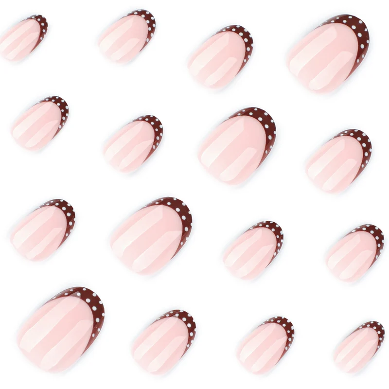 Kunstvolle Nagelgestaltung mit elegantem French-Tip und Akzenten Karnz
