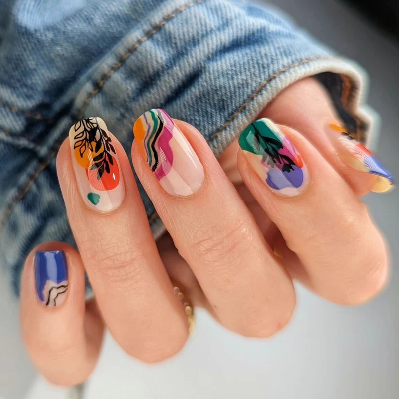 Kunstvolle Nagelgestaltung mit bunten Akzenten Karnz