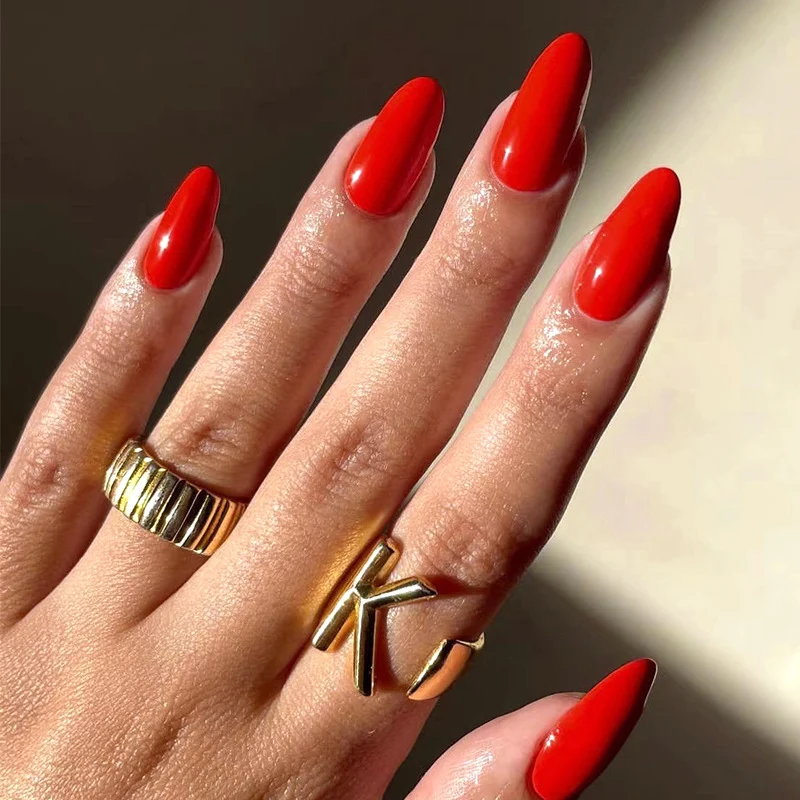 Kunstvolle Nageldesigns mit mattem Finish und elegantem Stiletto Karnz