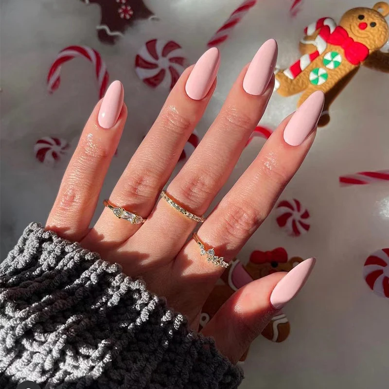 Kunstvolle Nageldesigns mit mattem Finish und elegantem Stiletto Karnz