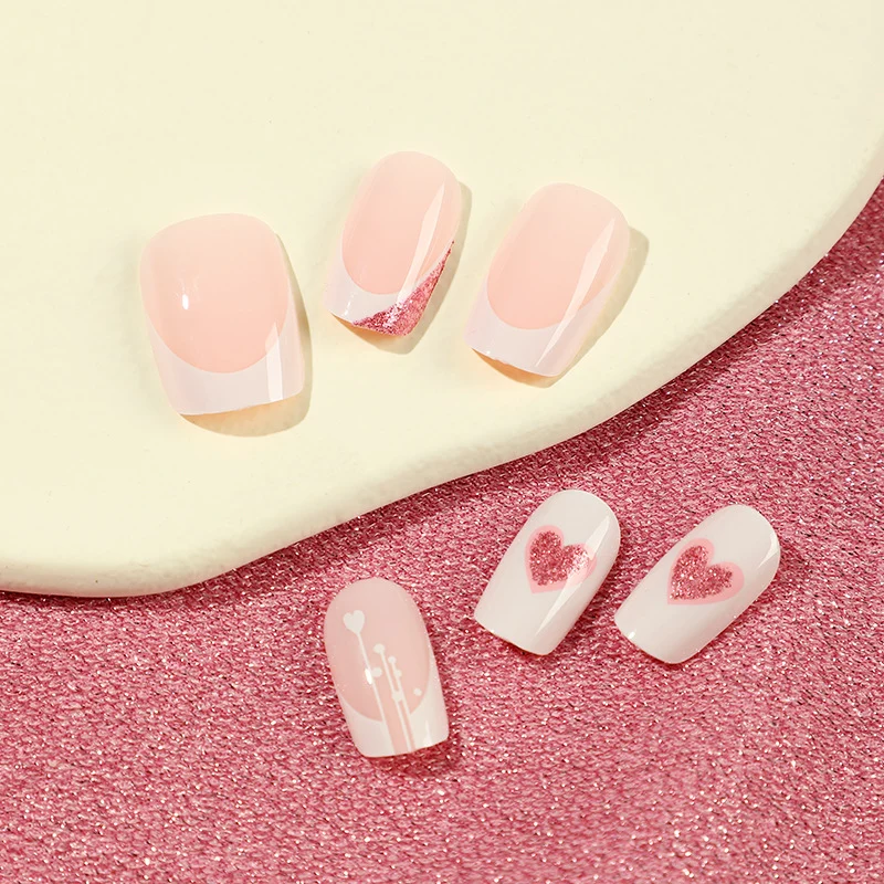 Kunstvolle Nageldesigns mit Herz- und Glitzerakzenten Karnz