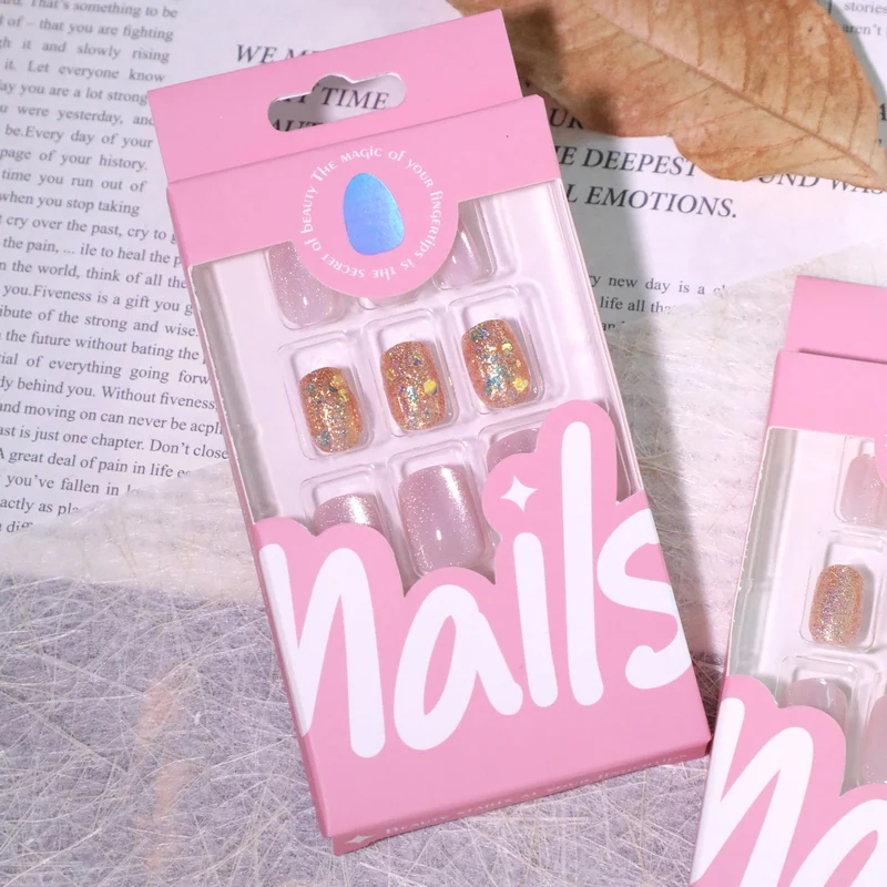 Kunstvolle Nageldesigns mit Glitzerakzenten Karnz