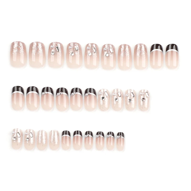 Kunstvolle Nageldesigns mit Glitzer- und Strassakzenten Karnz