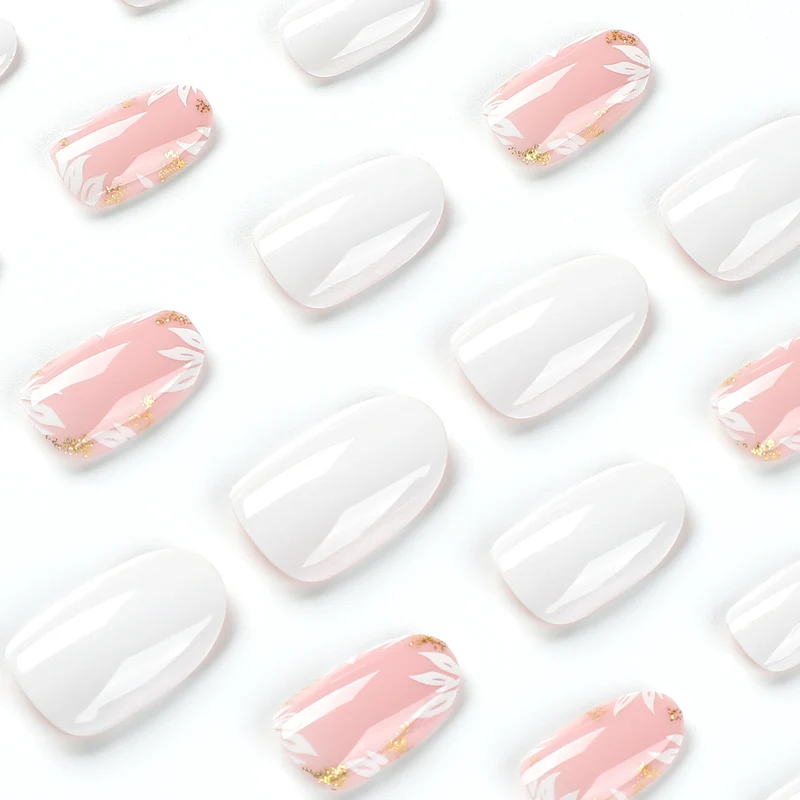 Kunstvolle Nageldesigns mit Glitzer und floralem Akzent Karnz