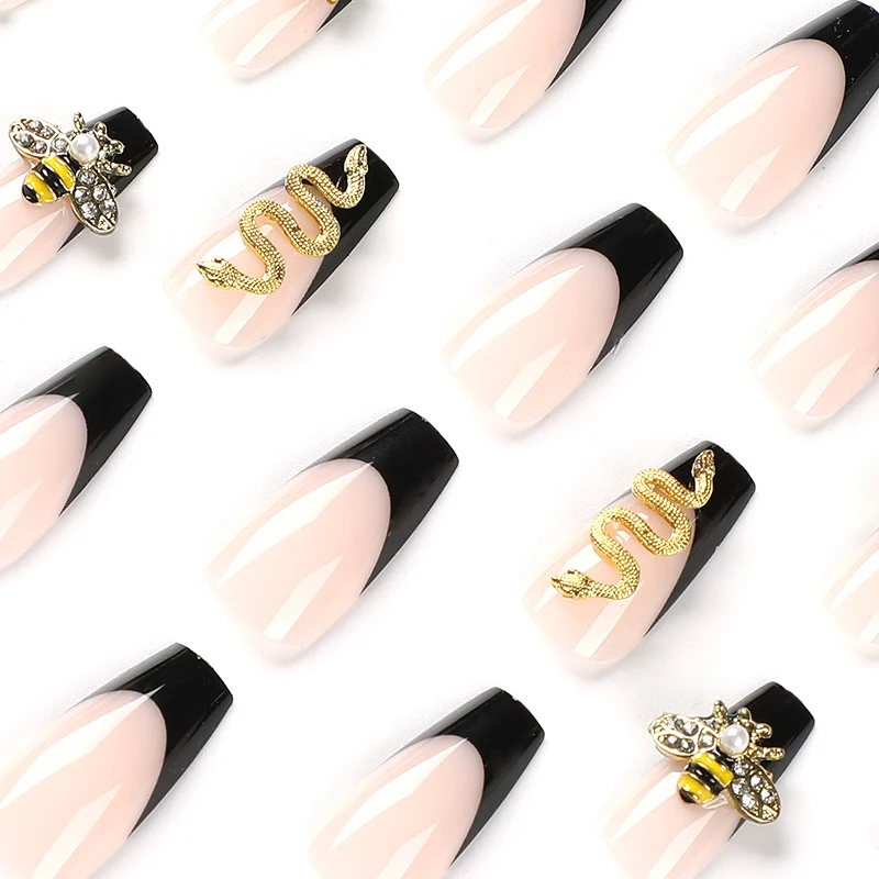 Kunstvolle Nageldesigns mit floralen und glamourösen Akzenten Karnz
