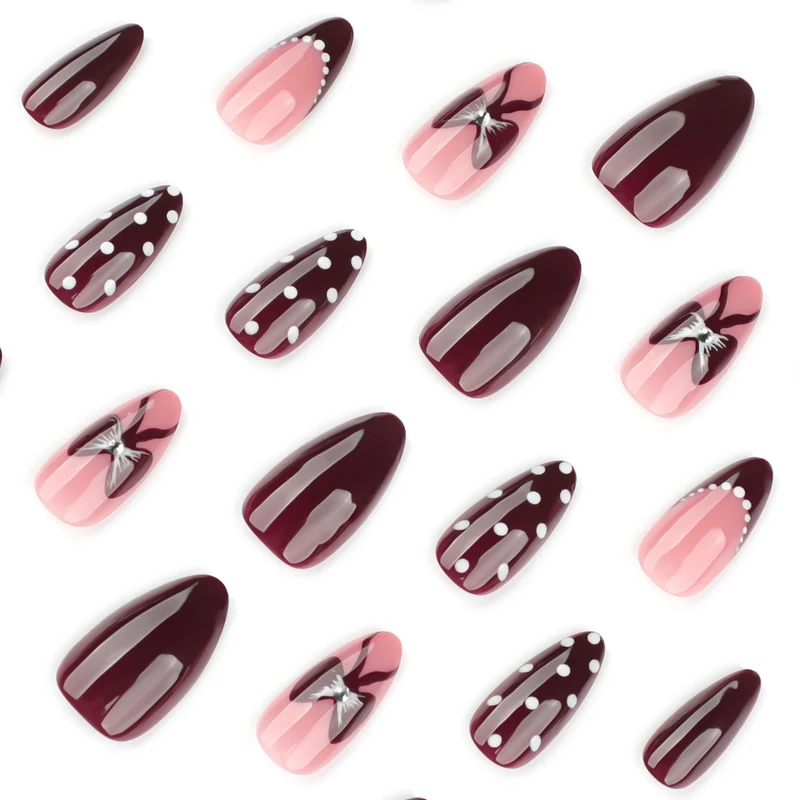 Kunstvolle Nageldesigns mit floralen und geometrischen Akzenten Karnz