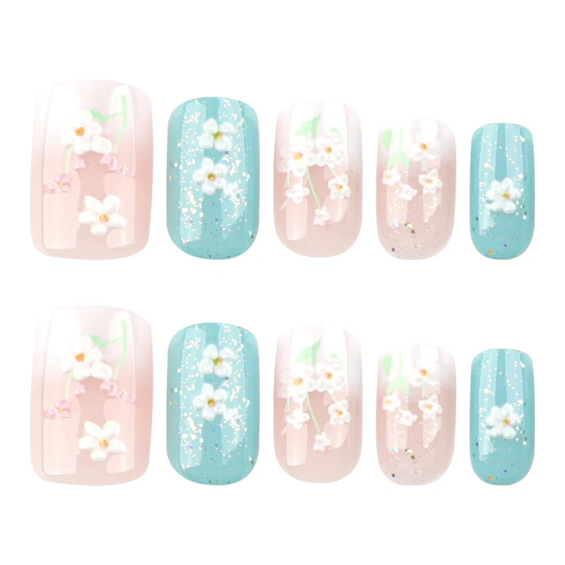 Kunstvolle Nageldesigns mit floralen Akzenten Karnz