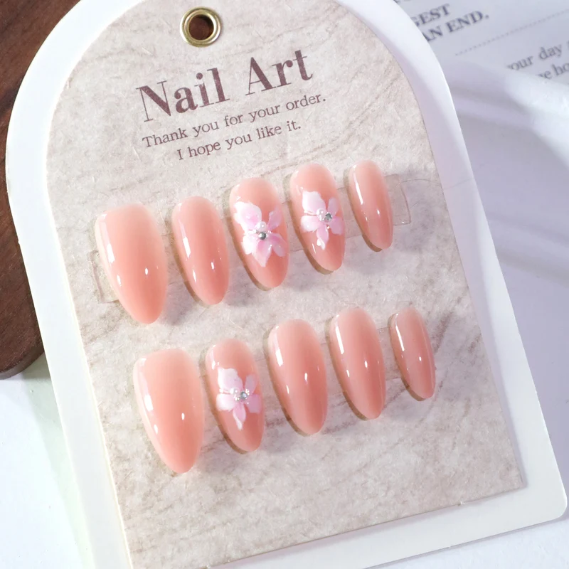 Kunstvolle Nageldesigns mit filigranen Blütenakzenten Karnz