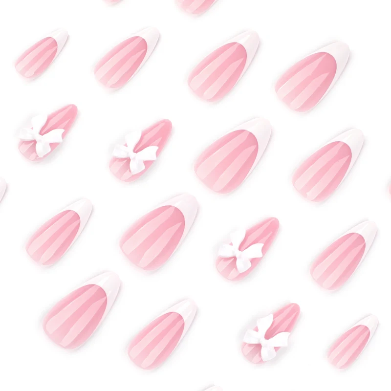 Kunstvolle Nageldesigns mit eleganten Spitzen und zarten Bogenmotiven Karnz