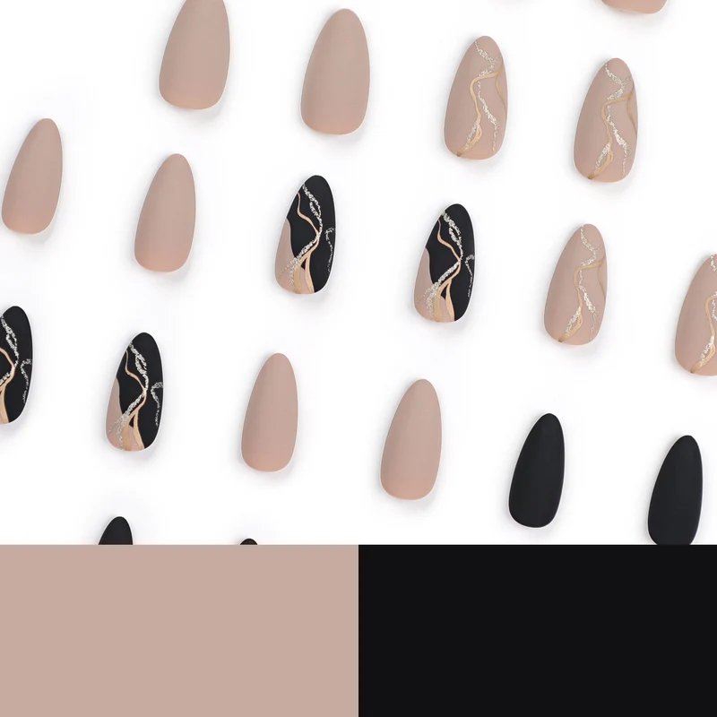 Kunstvolle Nageldesigns mit elegantem Goldakzent Karnz