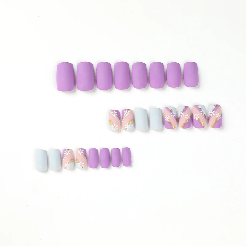 Kunstvolle Nageldesigns mit Blumenmotiv und Glitzerakzenten Karnz