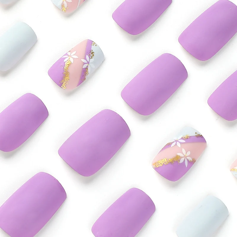 Kunstvolle Nageldesigns mit Blumenmotiv und Glitzerakzenten Karnz