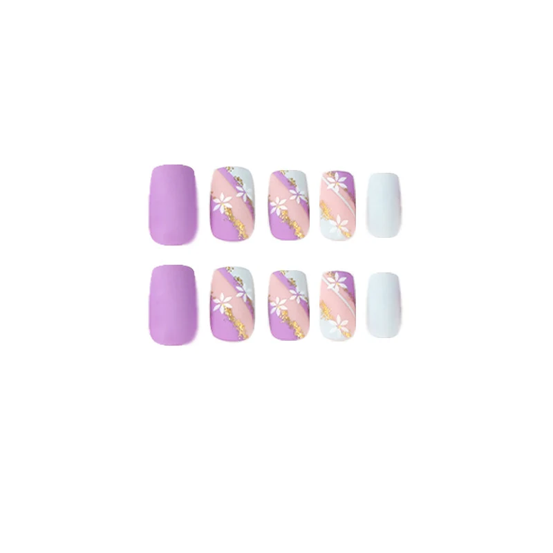 Kunstvolle Nageldesigns mit Blumenmotiv und Glitzerakzenten Karnz