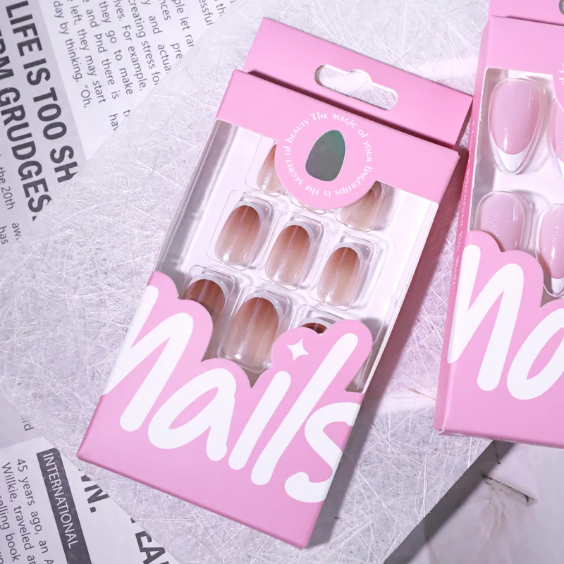 Kunstvolle Maniküre mit elegantem French-Tip Karnz