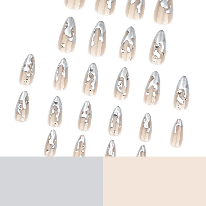 Kunstvolle Kunstnägel mit Glitzer- und Metallic-Akzenten Karnz