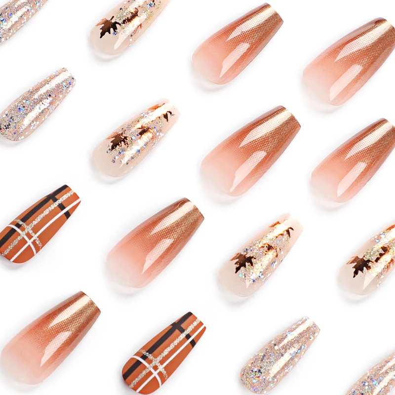 Kunstvolle Nagelverlängerungen mit Glitzer- und Blattmotiven Karnz
