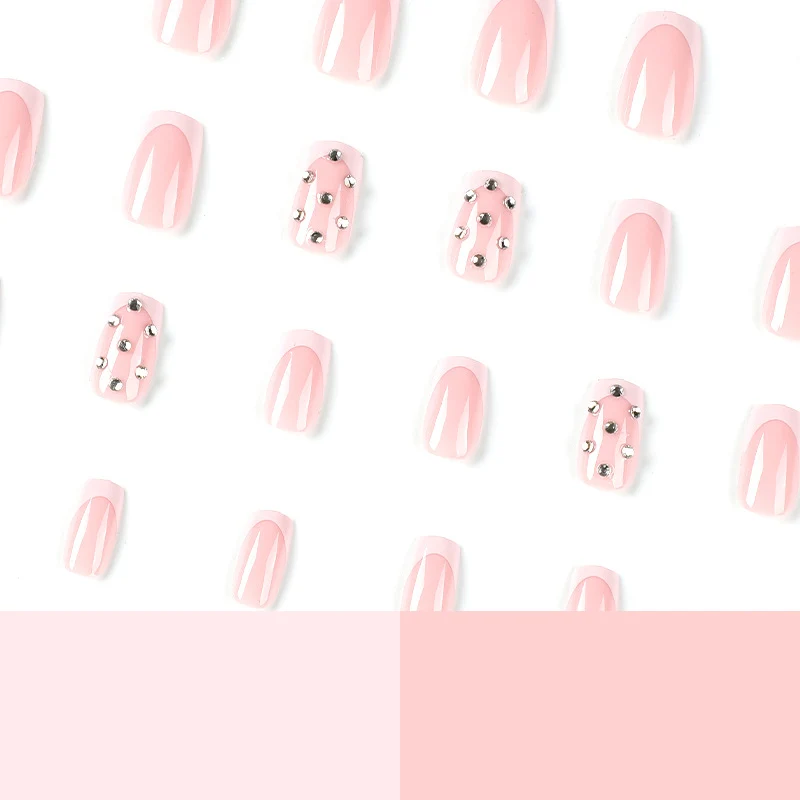 Kunstvolle Nagelverlängerungen mit glamourösen Strassverzierungen Karnz