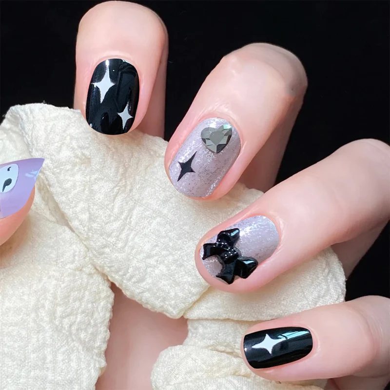 Kunstvolle Nagelverlängerungen mit glamourösen Akzenten Karnz