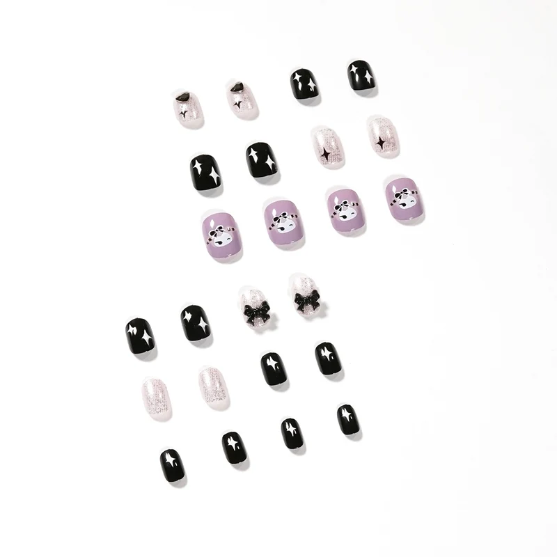 Kunstvolle Nagelverlängerungen mit glamourösen Akzenten Karnz