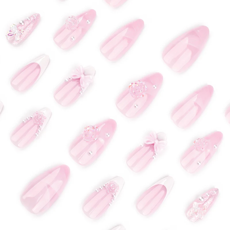 Kunstvolle Nagelverlängerungen mit floralen Verzierungen und Glitzerakzenten Karnz