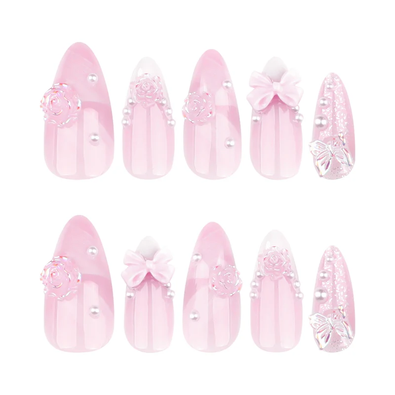 Kunstvolle Nagelverlängerungen mit floralen Verzierungen und Glitzerakzenten Karnz