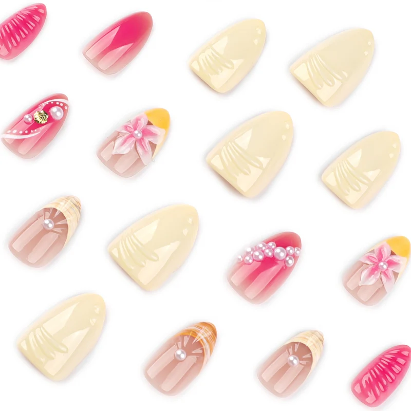 Kunstvolle Nagelverlängerungen mit floralen und perlenverzierten Akzenten Karnz