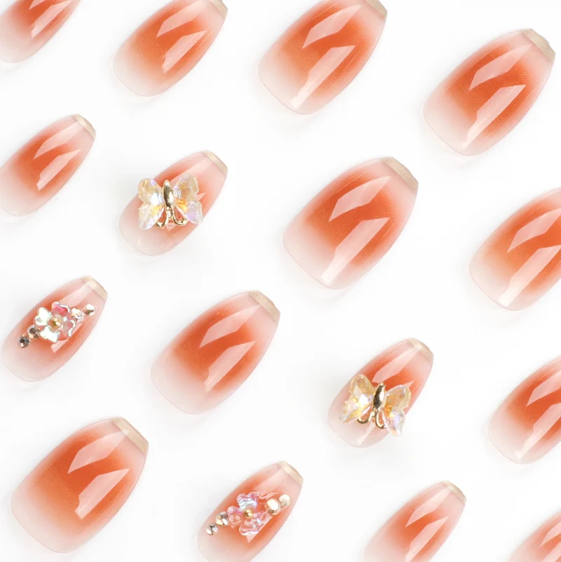 Kunstvolle Nagelverlängerungen mit filigranen Blumen- und Glitzerdetails Karnz