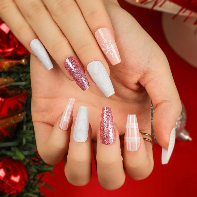 Kunstvolle Nagelverlängerungen mit festlichem Glitter-Design Karnz