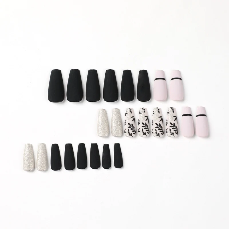 Kunstvolle Nagelverlängerungen mit eleganter Dekoration Karnz