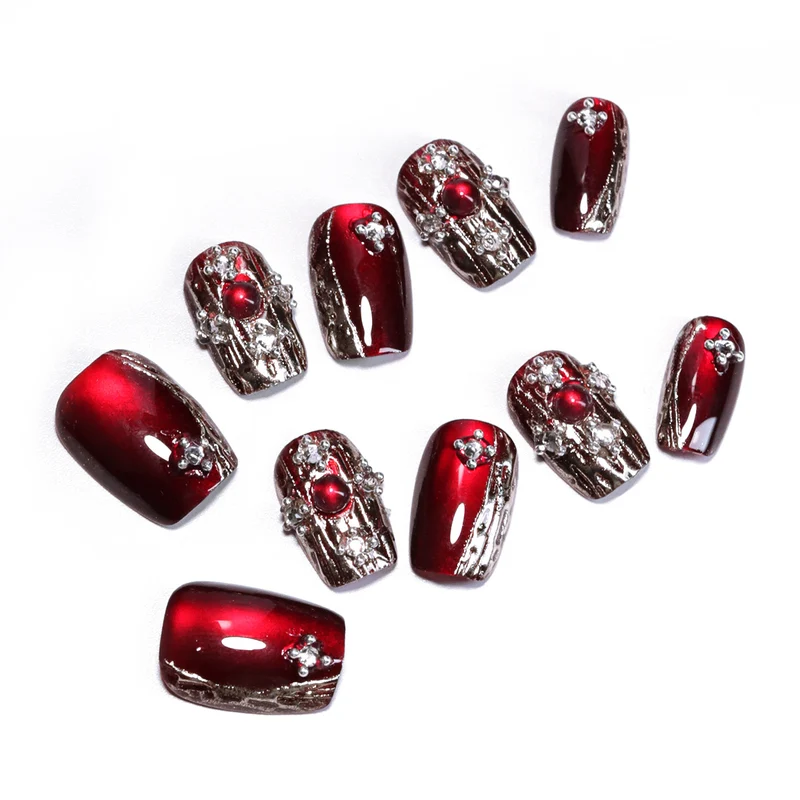 Kunstvolle Kunstnägel im eleganten Design mit Glitzerakzenten Karnz