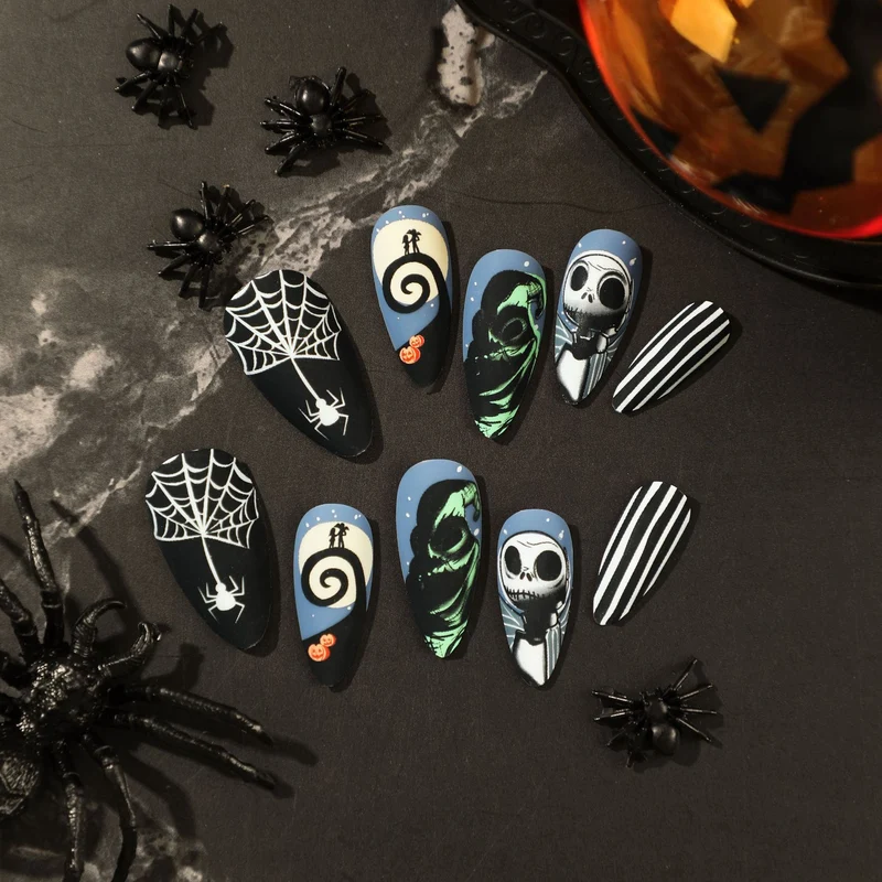 Kunstvolle Halloween Nagelverlängerungen im Gothic-Design Karnz