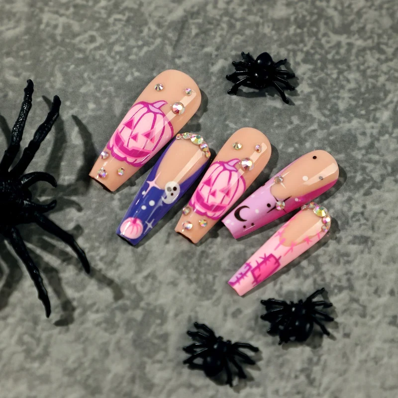 Kunstvolle Halloween-Nagelkunst mit trendigen Motiven und Glitzer Karnz